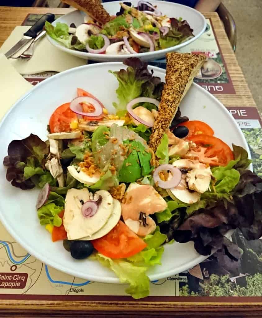 Fresh veganised salad in st. Cirq Lapopie